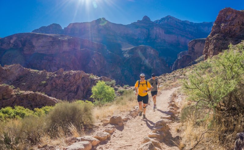 Fast hiking en montagne